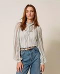 Blusa de renda às riscas com laço