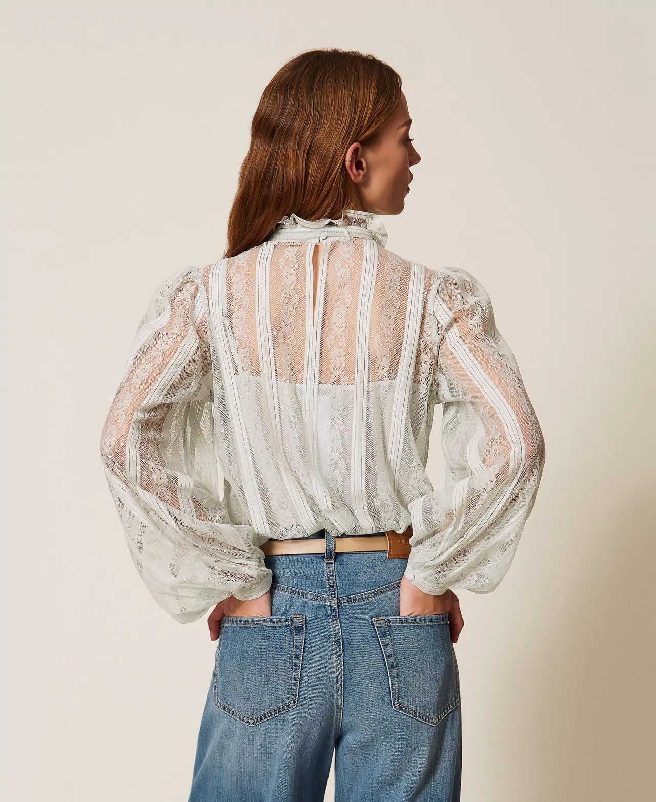 Blusa de renda às riscas com laço