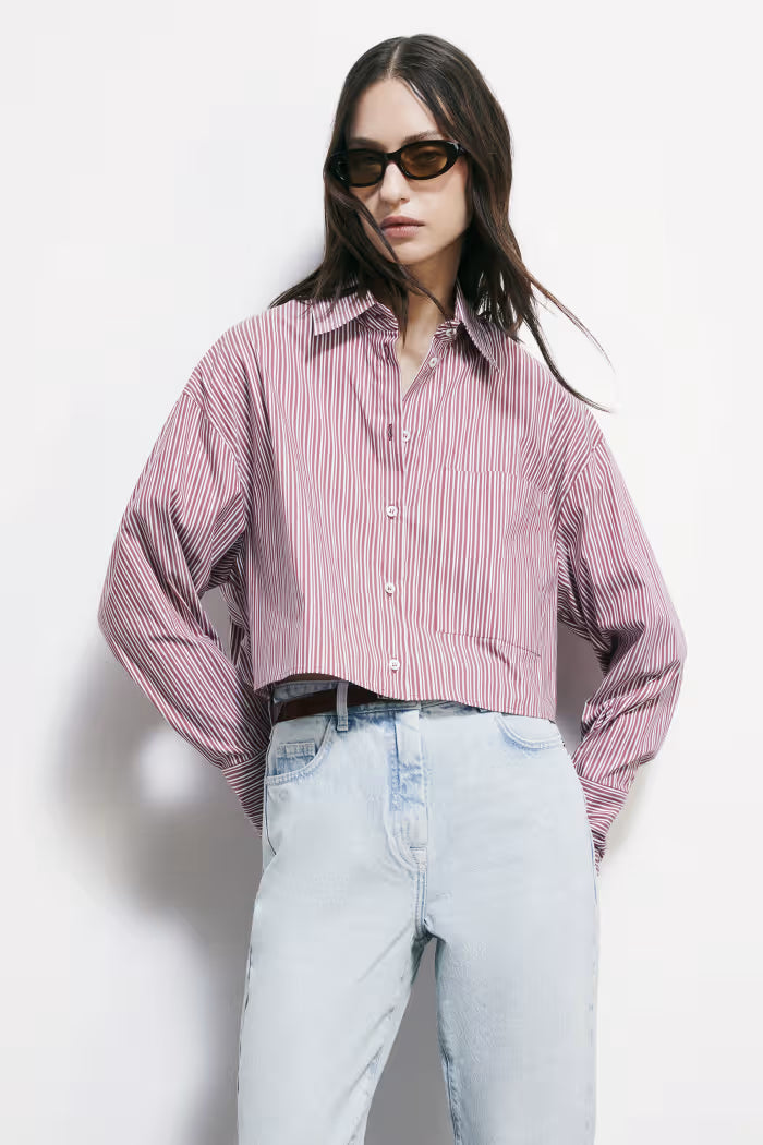 Camisa cropped em popelina às riscas