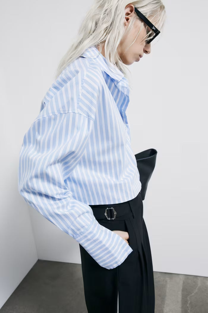 Camisa cropped em popelina às riscas