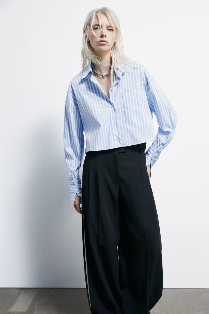 Camisa cropped em popelina às riscas