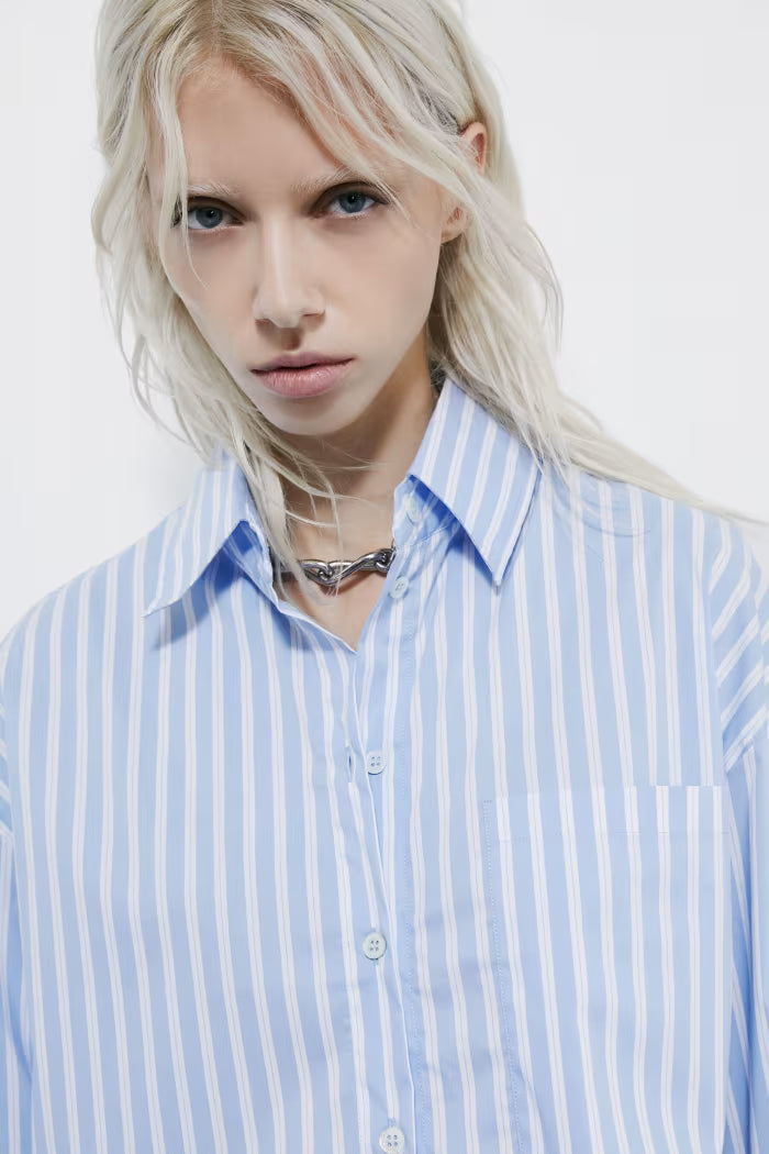 Camisa cropped em popelina às riscas
