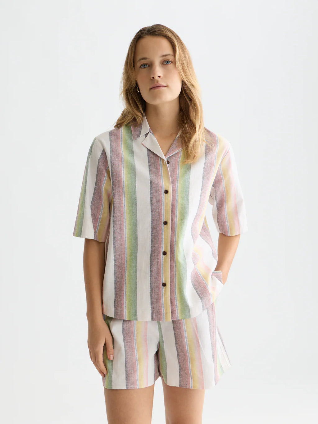 CAMISA ÀS RISCAS DE MANGA CURTA