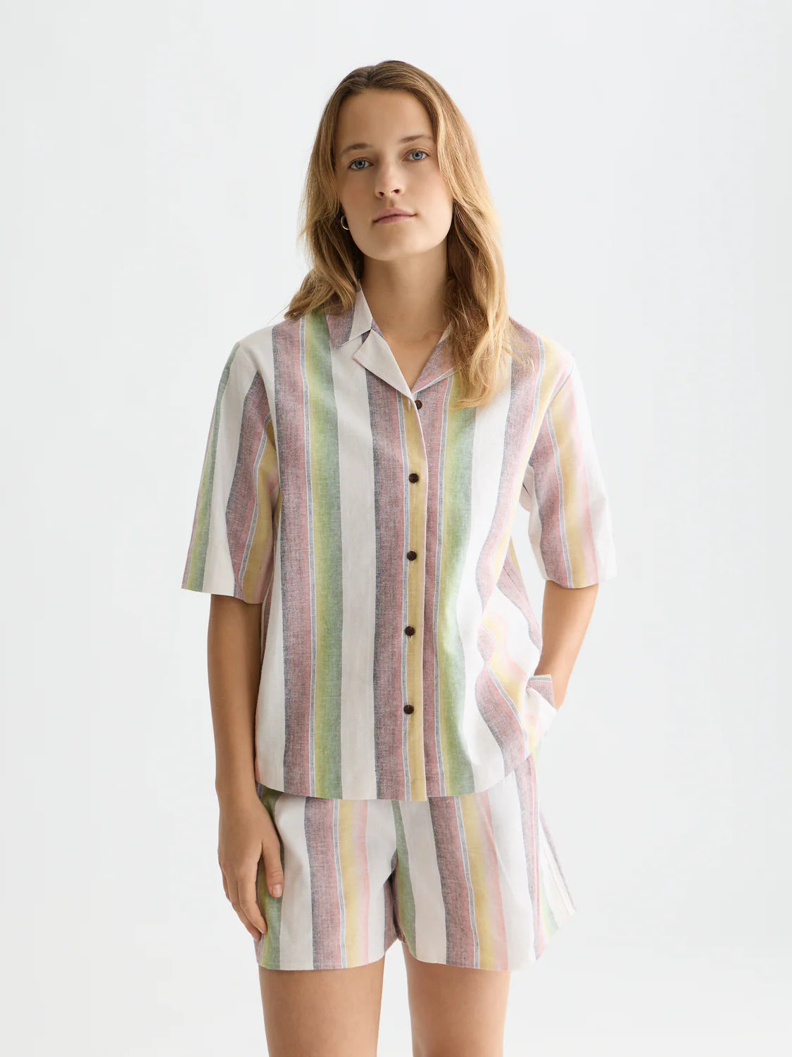 CAMISA ÀS RISCAS DE MANGA CURTA