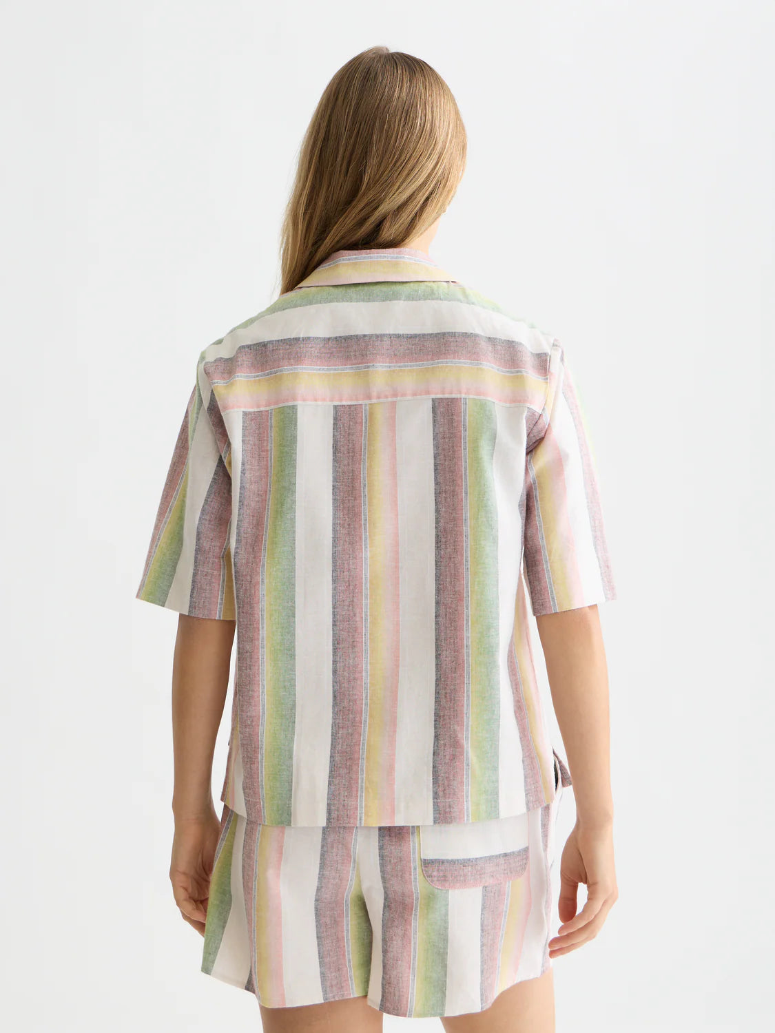 CAMISA ÀS RISCAS DE MANGA CURTA