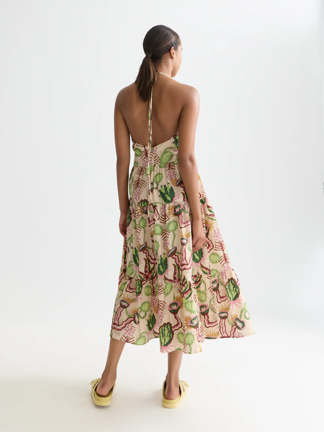 VESTIDO MIDI HALTER EM ALGODÃO SEERSUCKER COM DECOTE EM GOTA