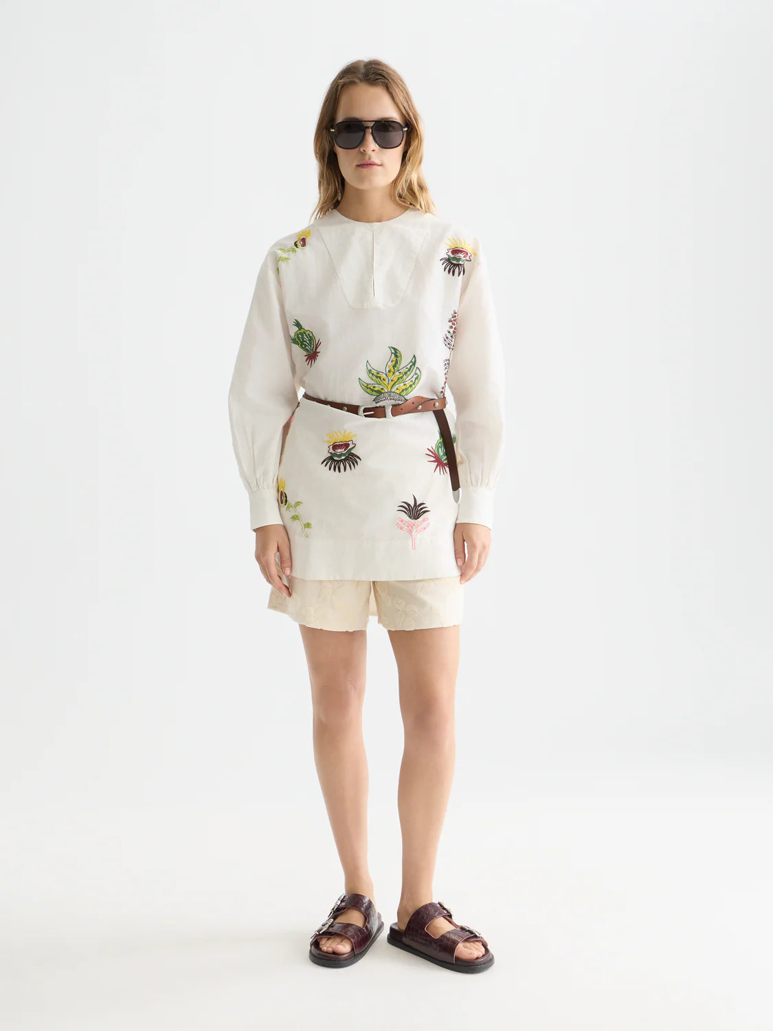 VESTIDO CURTO COM PEITILHO BORDADO