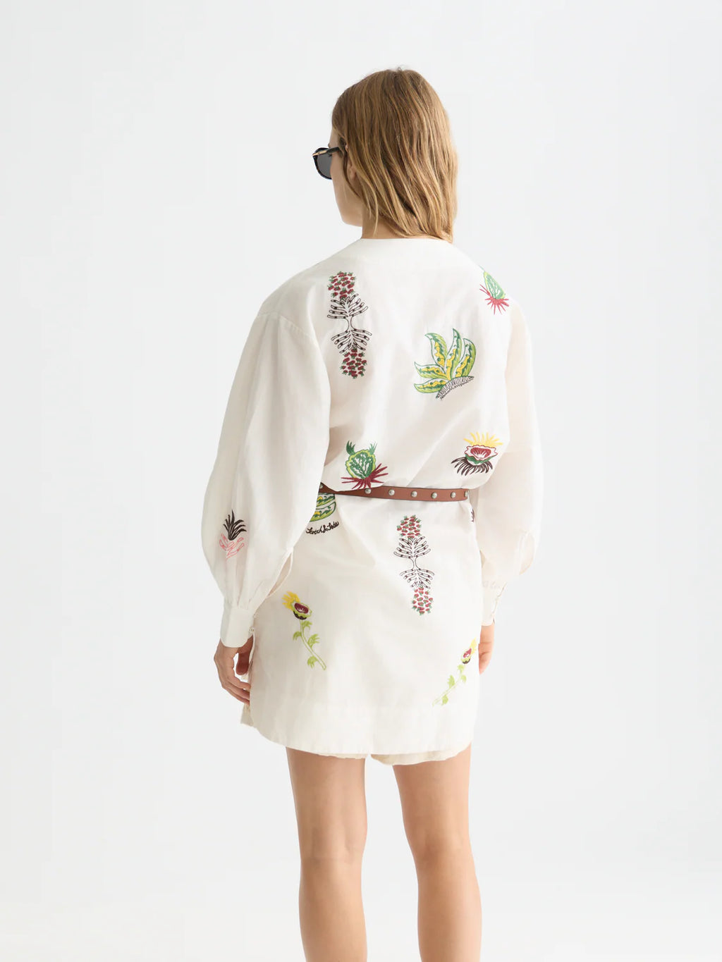 VESTIDO CURTO COM PEITILHO BORDADO