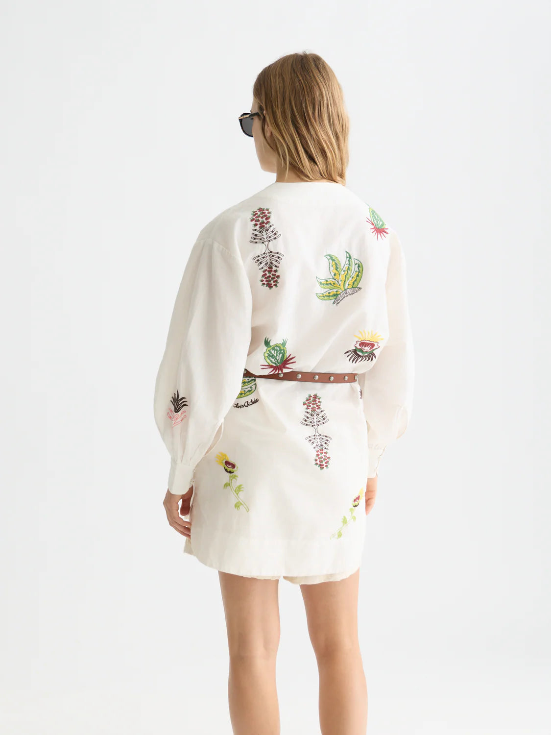 VESTIDO CURTO COM PEITILHO BORDADO
