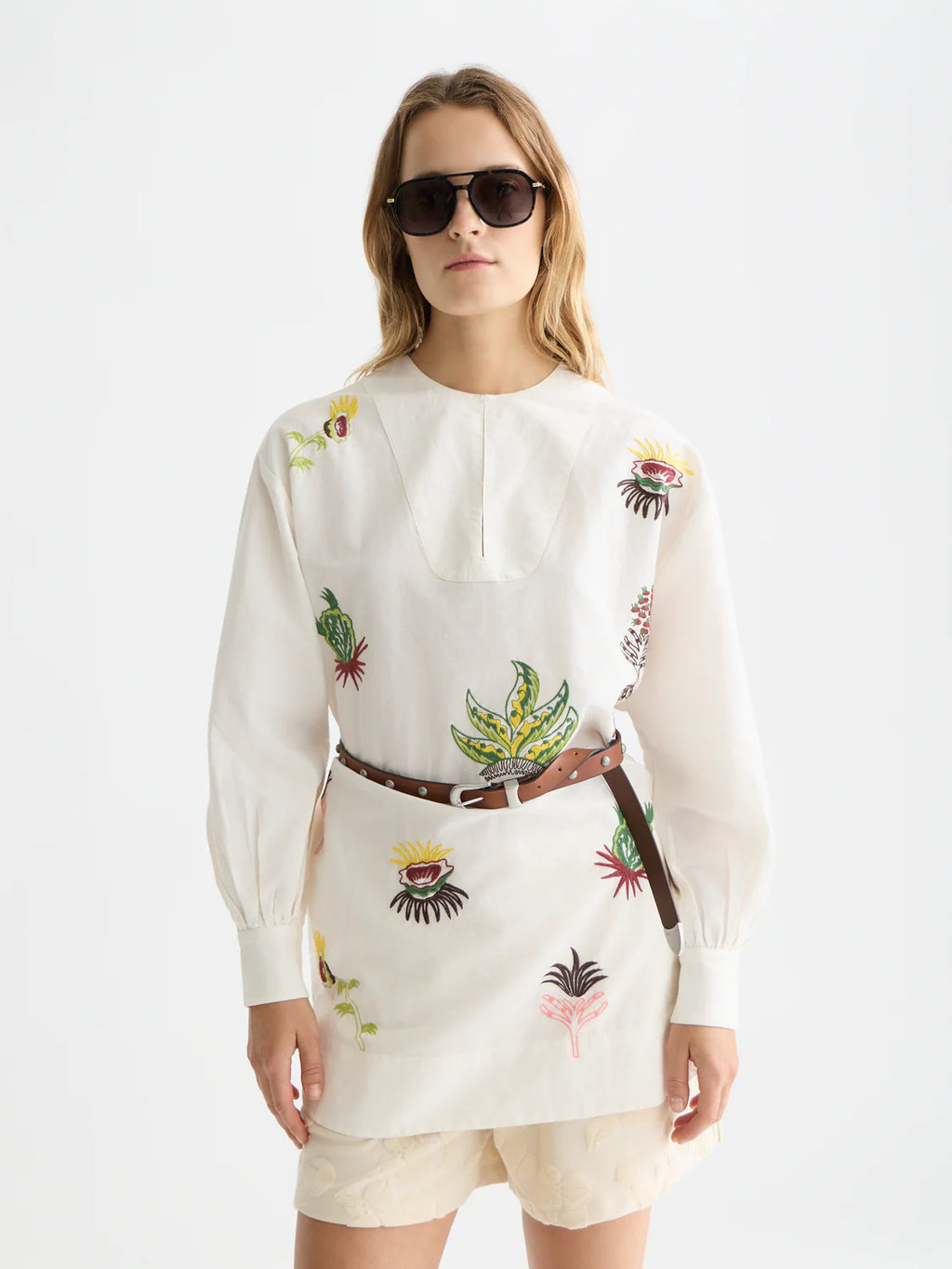 VESTIDO CURTO COM PEITILHO BORDADO