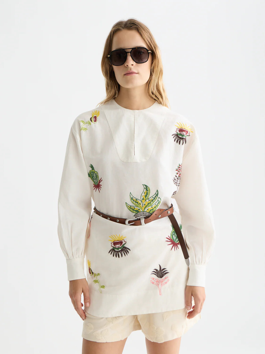 VESTIDO CURTO COM PEITILHO BORDADO