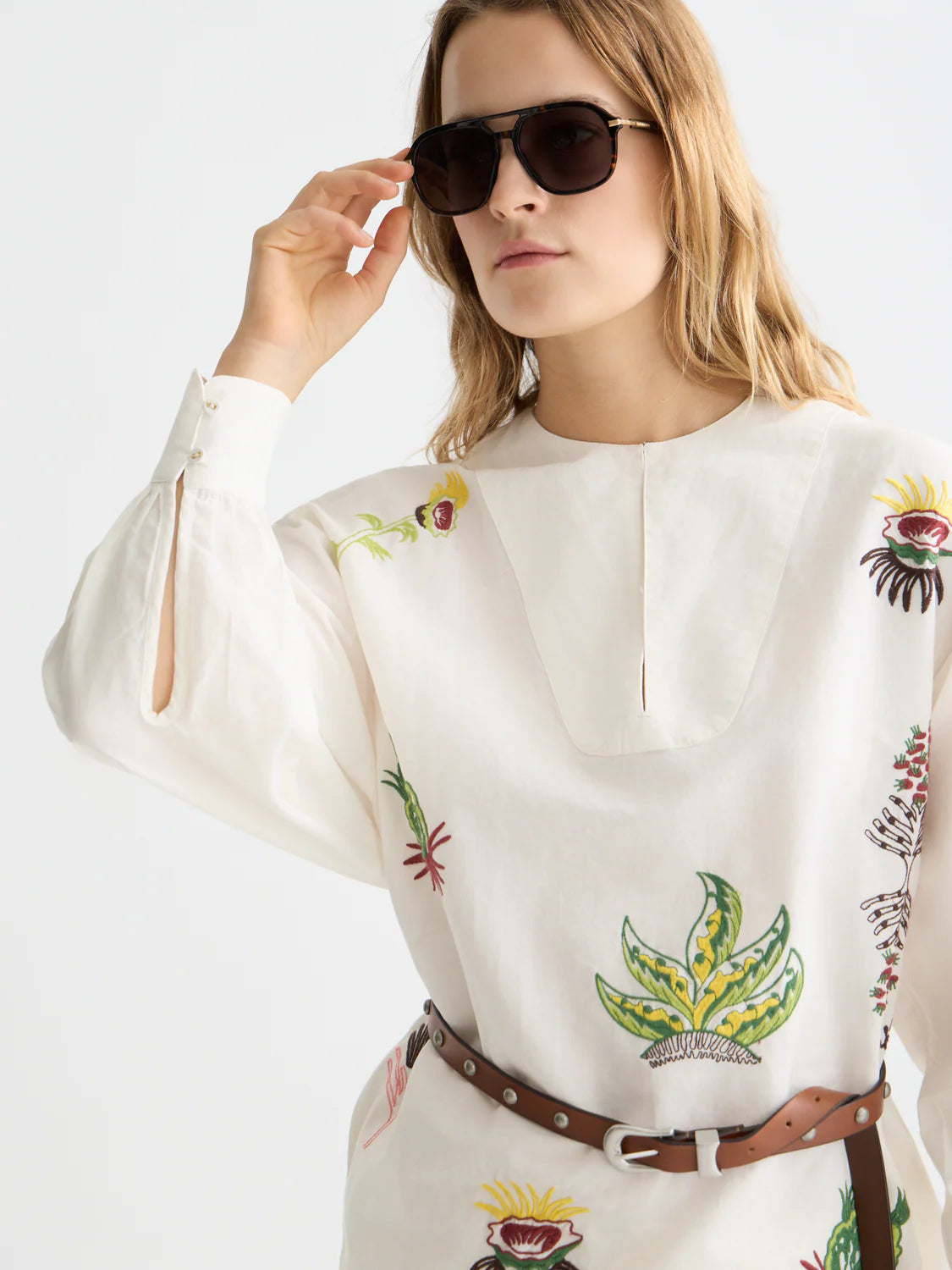VESTIDO CURTO COM PEITILHO BORDADO